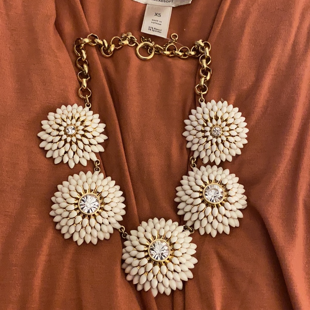 Ann Taylor Necklace WhiteCream Flower 30$